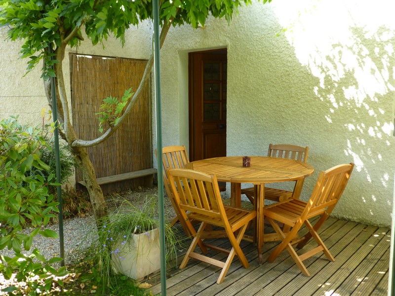 La terrasse et l'entrée du T2